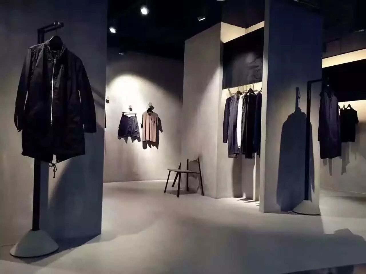 <strong>水泥墻面可以直接刷水泥漆嗎？</strong>